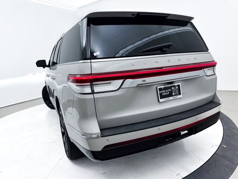 Used 2022 Lincoln Navigator Reserve image 11