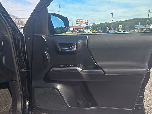 Used 2019 Toyota Tacoma TRD Sport image 22