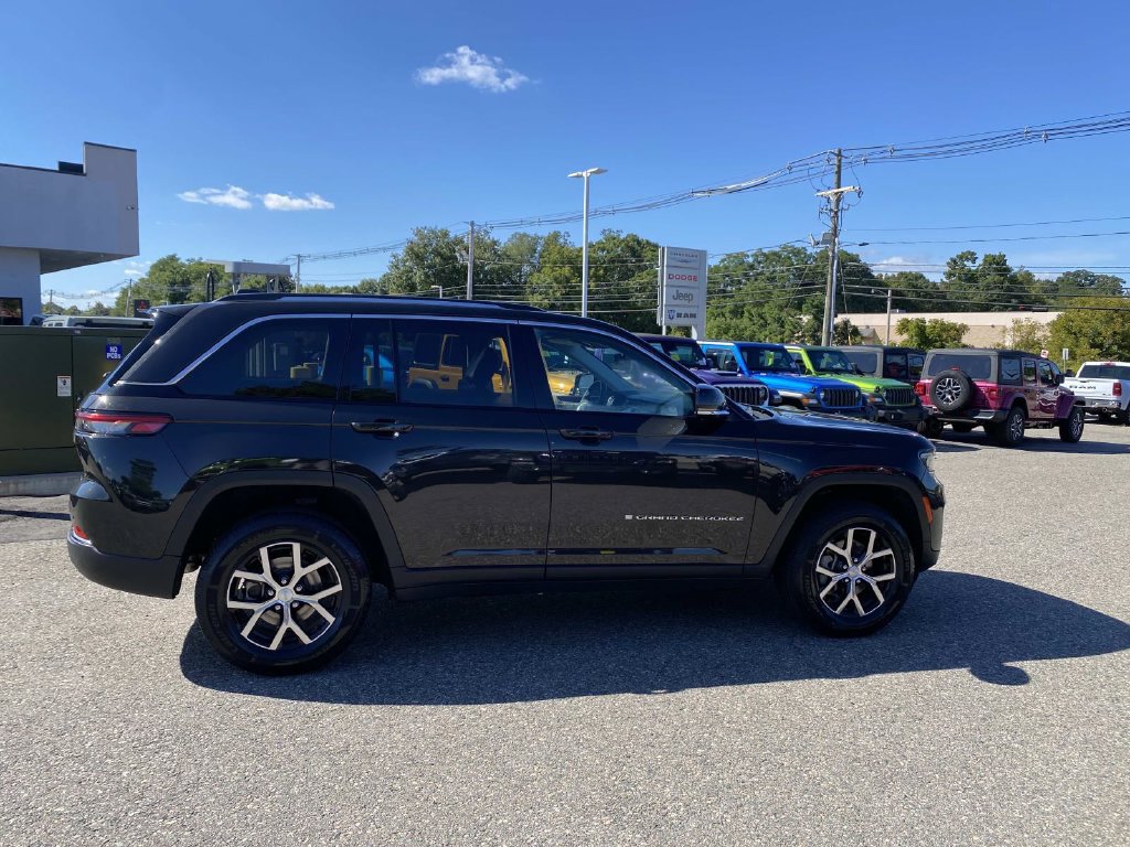 Certified 2023 Jeep Grand Cherokee Limited AWD/4WD image 2