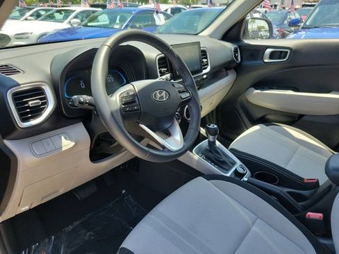 Certified 2025 Hyundai Venue SEL FWD image 11
