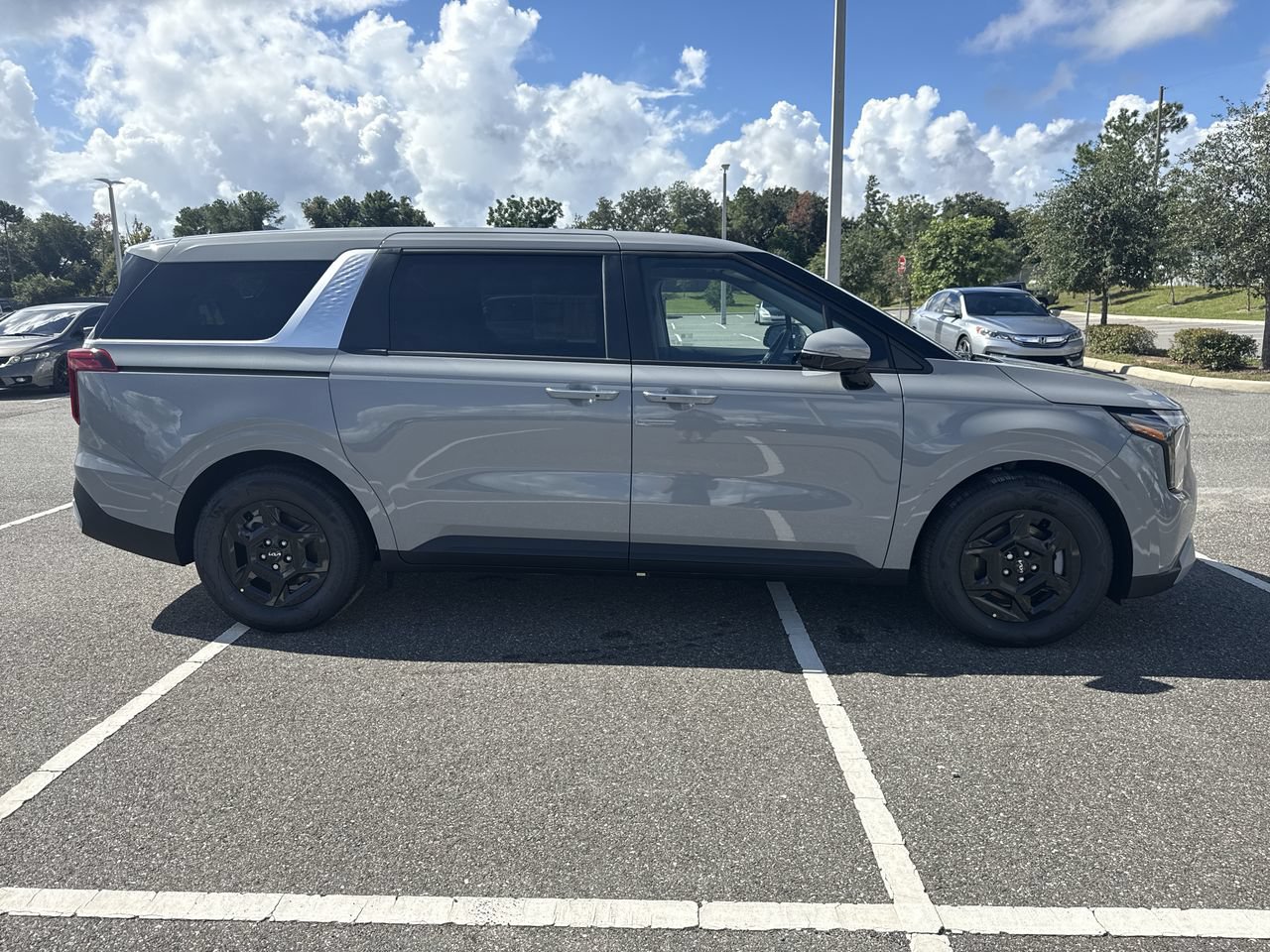 New 2027 Kia Carnival LX FWD image 2