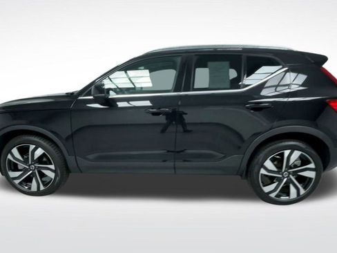 Used 2025 Volvo XC40 B5 Plus image 5