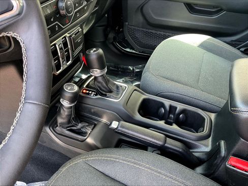 Used 2025 Jeep Wrangler Unlimited Sahara AWD/4WD image 18
