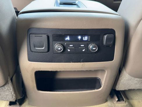 Used 2016 GMC Yukon XL SLT image 32