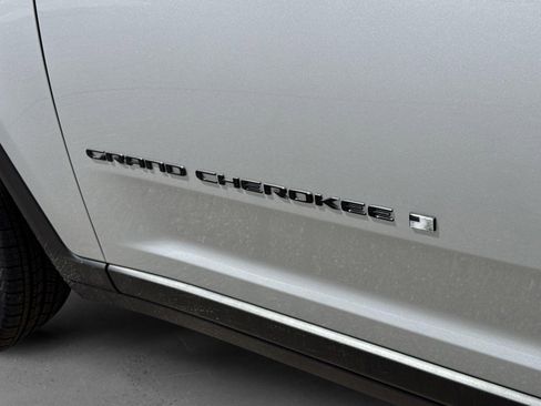 New 2025 Jeep Grand Cherokee Laredo image 12
