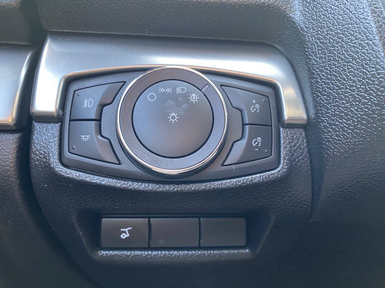 Used 2018 Ford Explorer XLT w/ Equipment Group 201A AWD/4WD image 34