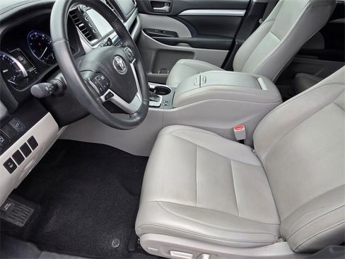Used 2019 Toyota Highlander XLE image 6
