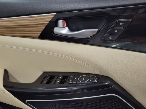 Used 2017 Kia Cadenza Premium FWD image 29