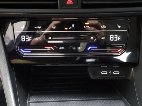 Used 2025 Volkswagen Jetta SE image 11