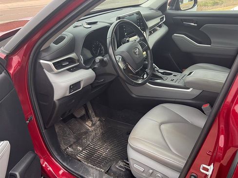 Used 2021 Toyota Highlander XLE image 2