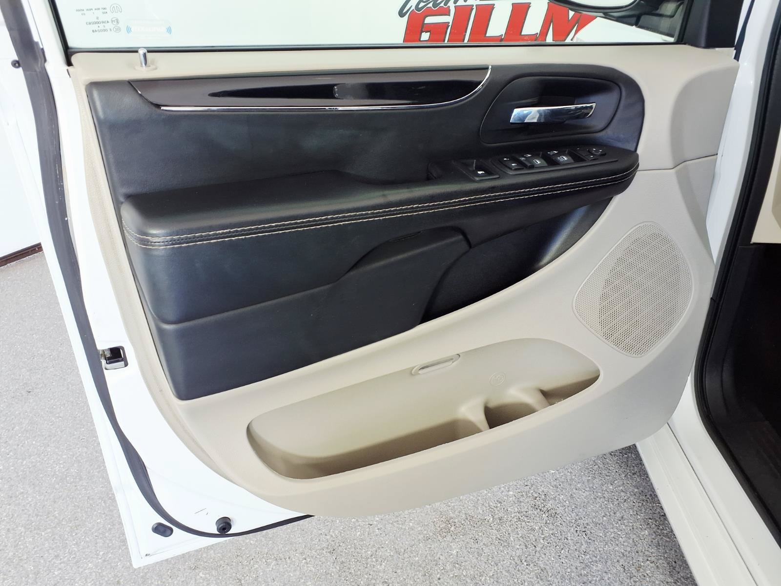 Used 2017 Dodge Grand Caravan SXT FWD image 23