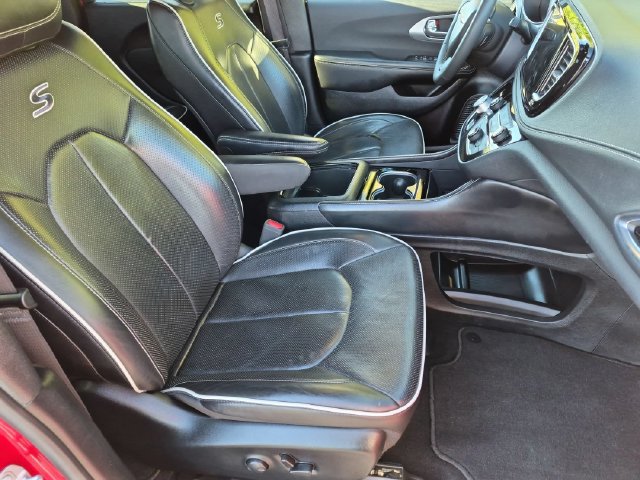 Used 2025 Chrysler Pacifica Limited FWD image 22