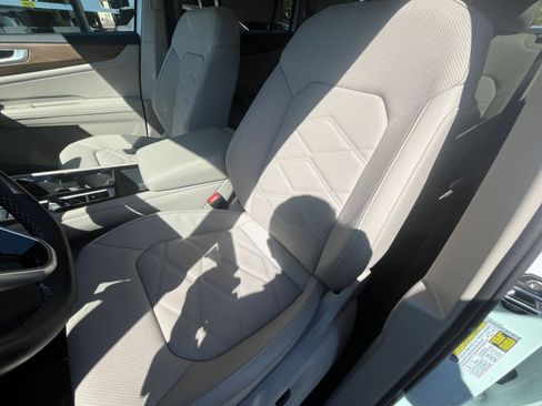 Used 2026 Volkswagen Atlas SE FWD image 40