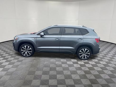 Used 2022 Volkswagen Taos SE w/ Panoramic Sunroof Package AWD/4WD image 2