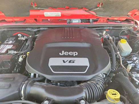 Used 2016 Jeep Wrangler Unlimited Rubicon w/ Connectivity Group image 5