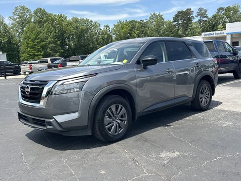 Used 2024 Nissan Pathfinder S FWD image 4