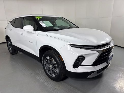Used 2025 Chevrolet Blazer LT FWD image 2