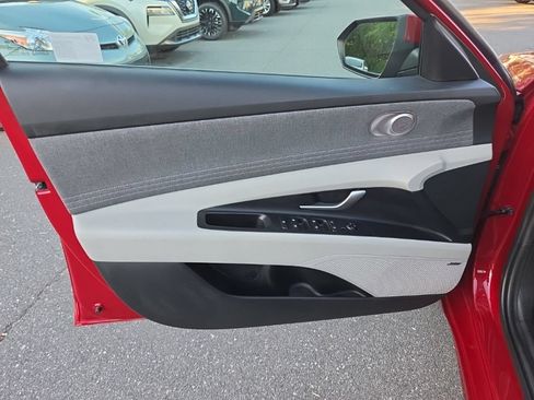Used 2025 Hyundai Elantra Limited FWD image 16
