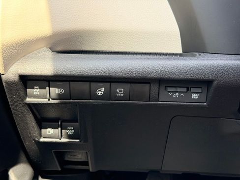 Used 2024 Toyota Sienna Platinum FWD image 29