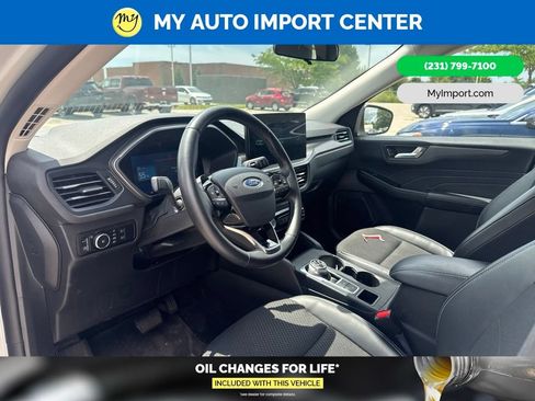 Used 2025 Ford Escape SE FWD image 8
