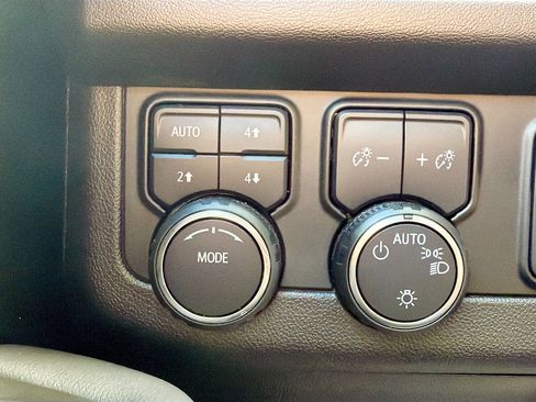 Used 2024 Chevrolet Suburban Z71 w/ Luxury Package image 33