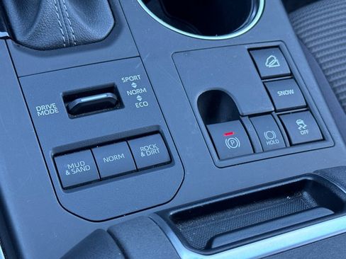 Used 2025 Toyota Highlander LE image 32