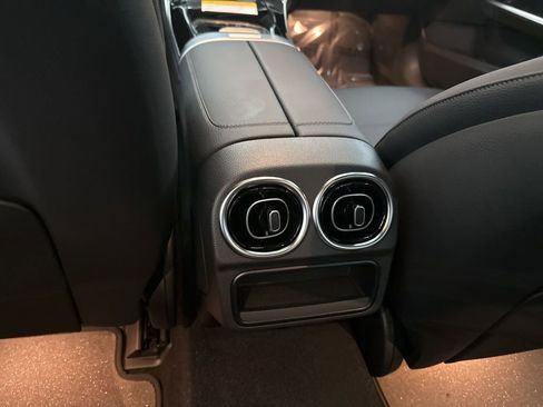 Used 2025 Mercedes-Benz C 300 Sedan image 21