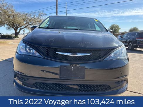 Used 2022 Chrysler Voyager LX image 2