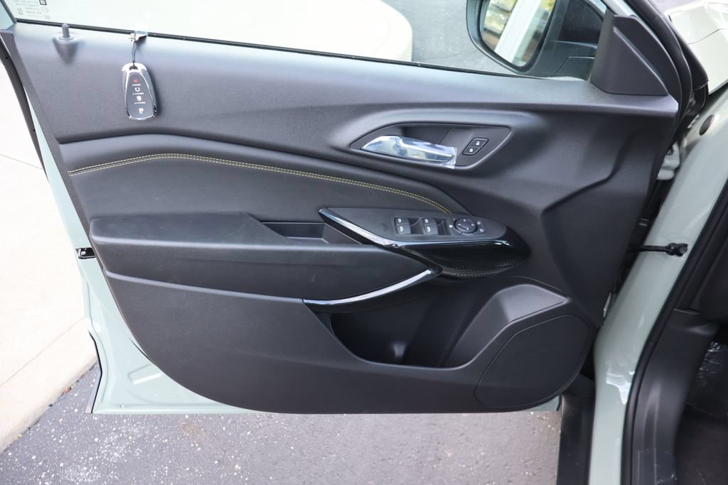 New 2026 Chevrolet Trax ACTIV w/ Sunroof Package FWD image 4