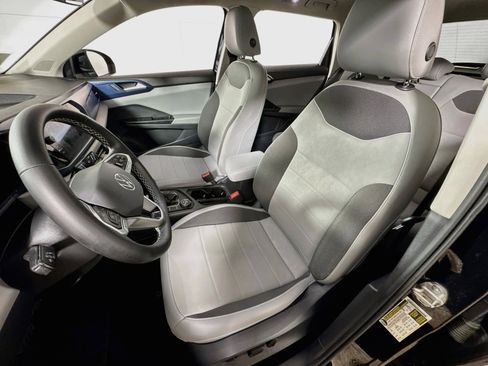 Used 2023 Volkswagen Taos SE w/ Panoramic Sunroof Package AWD/4WD image 14