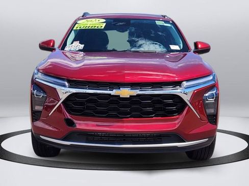 Used 2025 Chevrolet Trax LT FWD image 2