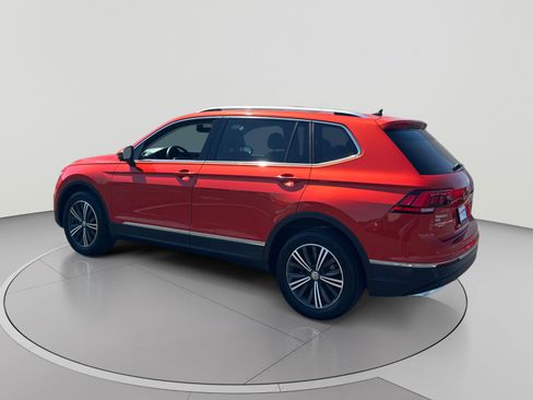 Used 2018 Volkswagen Tiguan SEL FWD image 3