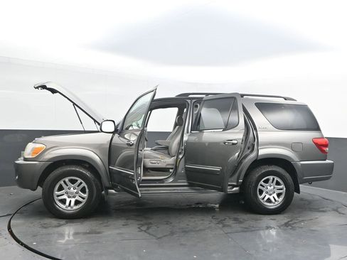 Used 2005 Toyota Sequoia SR5 image 41