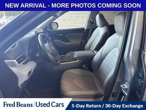 Used 2024 Toyota Highlander XLE AWD/4WD image 11