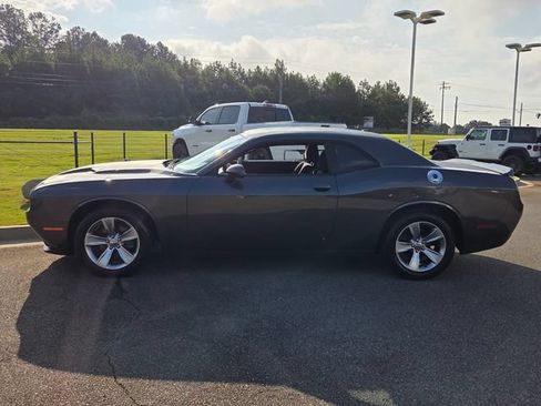 Used 2018 Dodge Challenger SXT RWD image 4