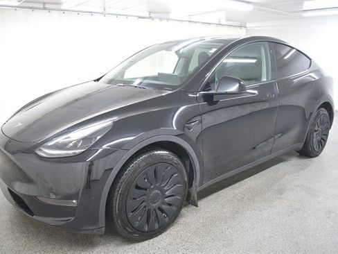 Used 2023 Tesla Model Y Long Range image 3