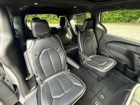 Used 2025 Chrysler Pacifica Limited FWD image 31