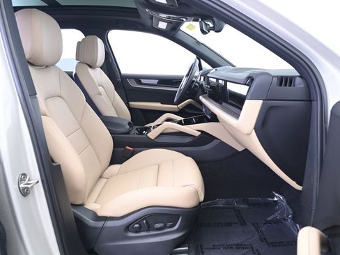 Certified 2025 Porsche Cayenne AWD/4WD image 23