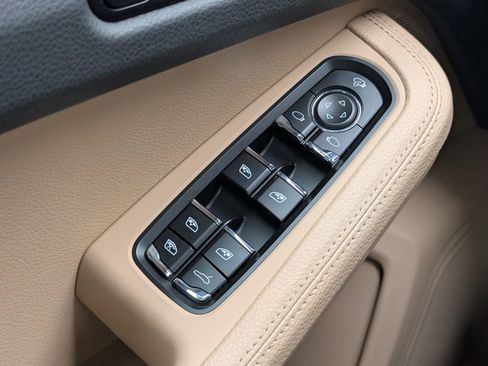 Certified 2025 Porsche Macan AWD/4WD image 23