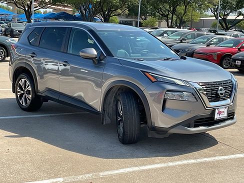 Used 2022 Nissan Rogue SV image 4