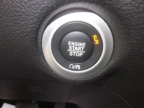 Used 2018 Chrysler Pacifica Limited image 18