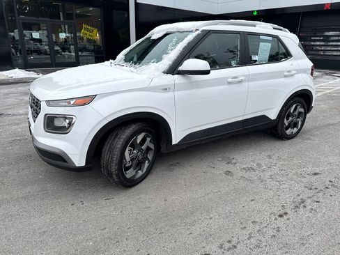 Used 2025 Hyundai Venue SEL image 1