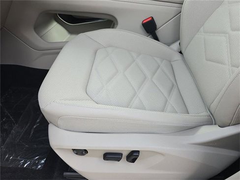 New 2026 Volkswagen Atlas SE image 17