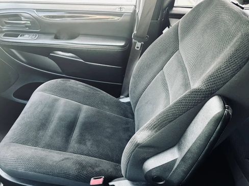Used 2018 Dodge Grand Caravan SE FWD image 30