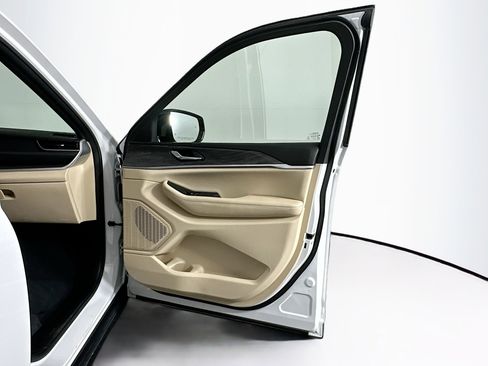 Used 2023 Jeep Grand Cherokee Limited w/ Luxury Tech Group II image 33