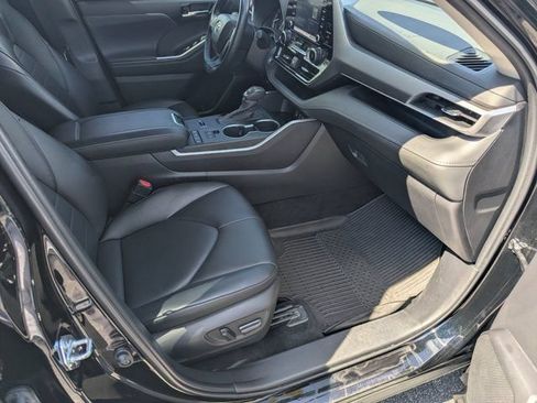 Used 2022 Toyota Highlander XLE FWD image 12