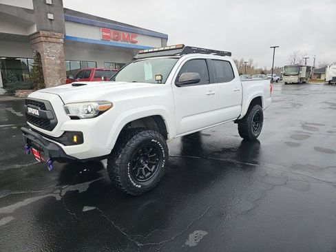Used 2016 Toyota Tacoma TRD Sport image 2