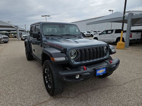 Used 2025 Jeep Gladiator Rubicon w/ Convenience Group AWD/4WD image 2