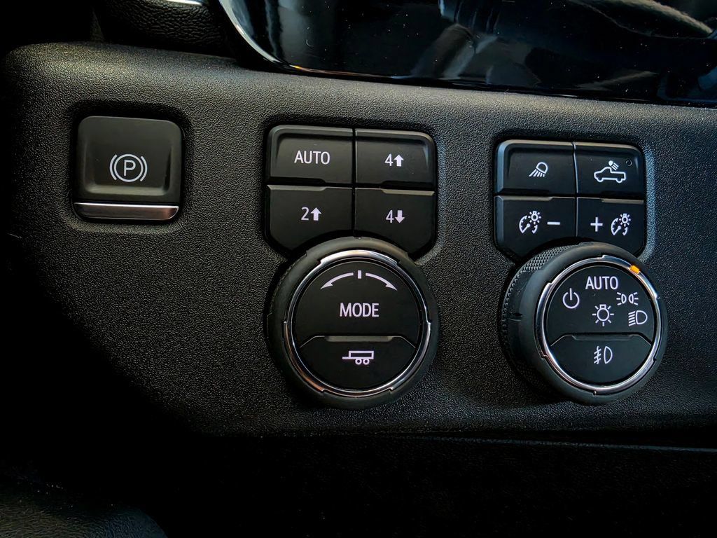 Used 2023 Chevrolet Silverado 1500 LTZ AWD/4WD image 25