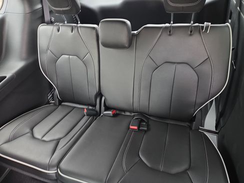 New 2026 Chrysler Pacifica Limited image 7